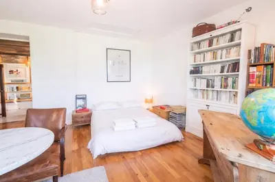 Bibliothèque dans la maison d'hôtes