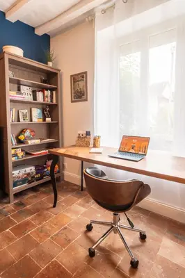 Bibliothèque dans la maison de vacances