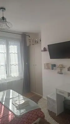Télévision ou salle de divertissement dans l'établissement Chambre individuelle chez l'habitant pour une personne