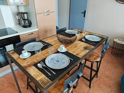 Cuisine ou kitchenette dans l'établissement Maison de plain-pied avec un grand jardin