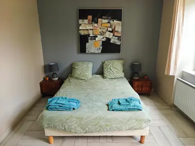 Un ou plusieurs lits dans un hébergement de l'établissement Maison de plain-pied avec un grand jardin