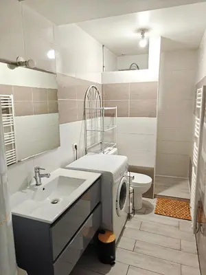 Salle de bains dans l'établissement Maison de plain-pied avec un grand jardin