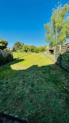 Jardin de l'établissement Maison de plain-pied avec un grand jardin