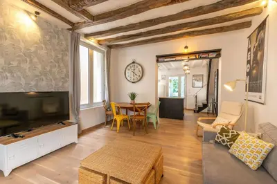 Télévision ou salle de divertissement dans l'établissement La Petite Bastille - Maison - Cœur de Montrichard