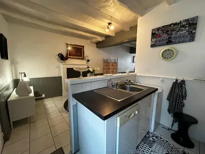 Cuisine ou kitchenette dans l'établissement Maison de charme à Barrou, proche La Roche-Posay, cour, lave-linge, lave-vaisselle, WIFI, animaux OK - FR-1-541-110
