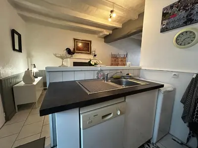 Cuisine ou kitchenette dans l'établissement Maison de charme à Barrou, proche La Roche-Posay, cour, lave-linge, lave-vaisselle, WIFI, animaux OK - FR-1-541-110