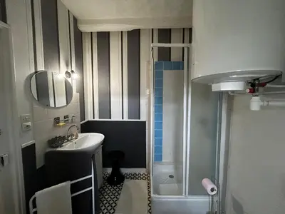 Salle de bains dans l'établissement Maison de charme à Barrou, proche La Roche-Posay, cour, lave-linge, lave-vaisselle, WIFI, animaux OK - FR-1-541-110