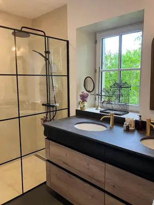 Salle de bains dans l'établissement Maison de vacances avec piscine chauffée, jacuzzi et jardin privé - proche circuit des 24h du Mans