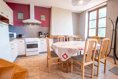 Cuisine ou kitchenette dans l'établissement La petite maison sur la colline