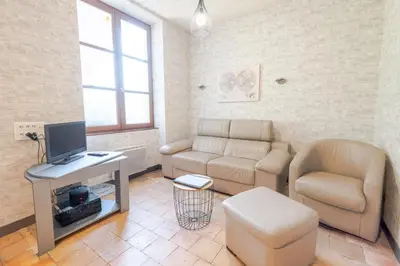Télévision ou salle de divertissement dans l'établissement La petite maison sur la colline