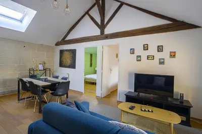 Télévision ou salle de divertissement dans l'établissement Charme & Calme 2 chambres centre Saumur