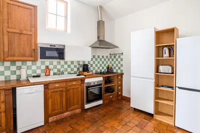 Cuisine ou kitchenette dans l'établissement Charme & Calme 2 chambres centre Saumur