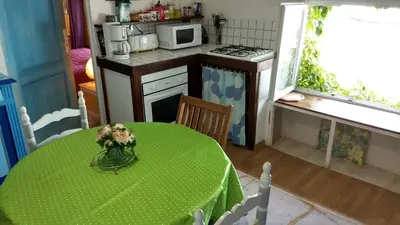 Cuisine ou kitchenette dans l'établissement Logement cosy proche gare avec terrasse de verdure