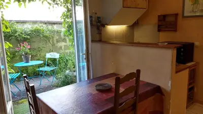 Cuisine ou kitchenette dans l'établissement Logement tranquille et frais proche gare au RDC