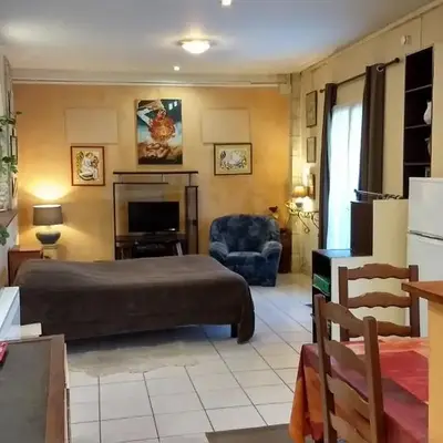 Logement tranquille et frais proche gare au RDC