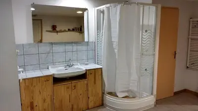 Salle de bains dans l'établissement Logement spacieux et original proche gare au RDC