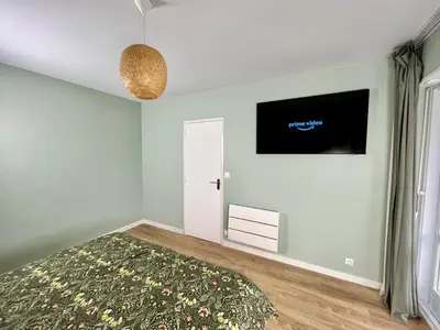 Télévision ou salle de divertissement dans l'établissement Chez Béranger - proche Gare et Palais des Congrès