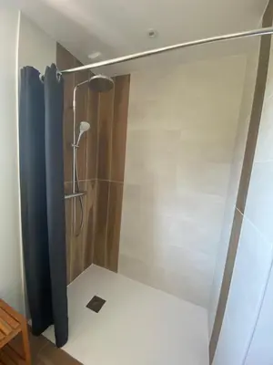 Salle de bains dans l'établissement L Auvétia - 150 m du circuit des 24h