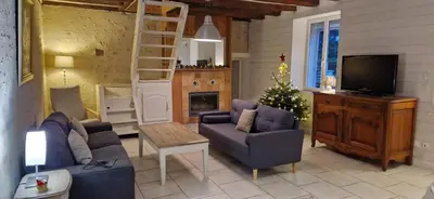 Télévision ou salle de divertissement dans l'établissement Ma Demoiselle d'Oé - maison climatisée -3 étoiles