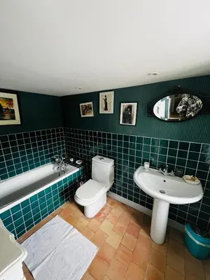 Salle de bains dans l'établissement Château de la Thibaudière Bois Savary - Chambre familiale du Roi