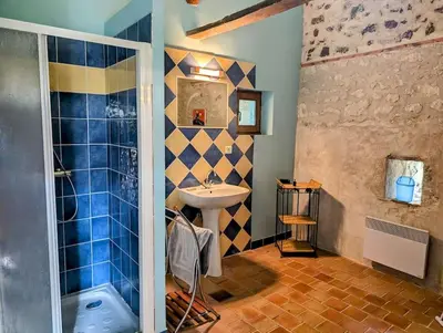 Salle de bains dans l'établissement Gîte Familial en Pleine Forêt