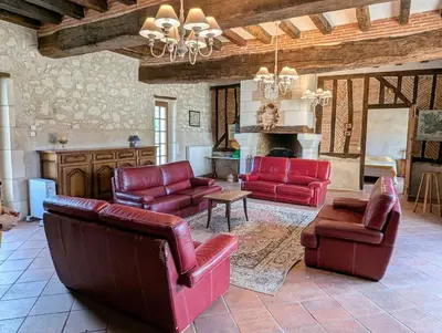 Coin salon dans l'établissement Gîte Familial en Pleine Forêt