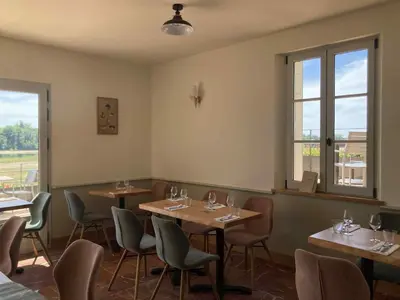 Restaurant ou autre lieu de restauration dans l'établissement Chambres privées au dessus du restaurant Nuances