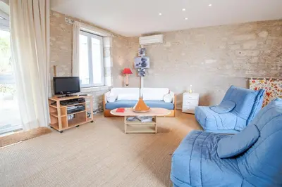 Télévision ou salle de divertissement dans l'établissement Le Petit Paradis pour 6 pers.