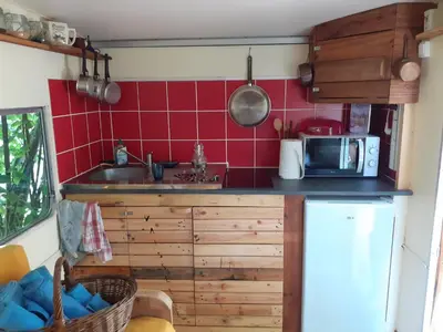 Cuisine ou kitchenette dans l'établissement La Caravane