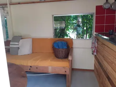 Cuisine ou kitchenette dans l'établissement La Caravane