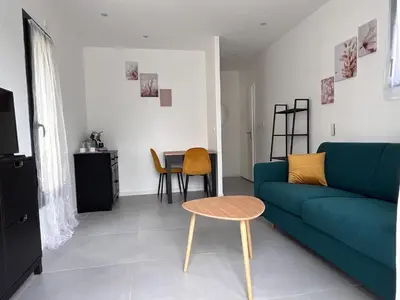 Coin salon dans l'établissement Chambre indépendante RDC avec SdB, WC et parking