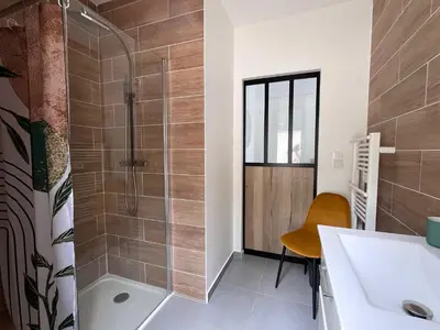 Salle de bains dans l'établissement Chambre indépendante RDC avec SdB, WC et parking