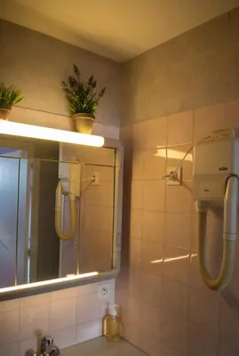 Salle de bains dans l'établissement Le relais du chapeau rouge
