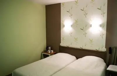 Un ou plusieurs lits dans un hébergement de l'établissement Le relais du chapeau rouge
