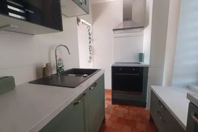 Cuisine ou kitchenette dans l'établissement le gite de l'orangerie