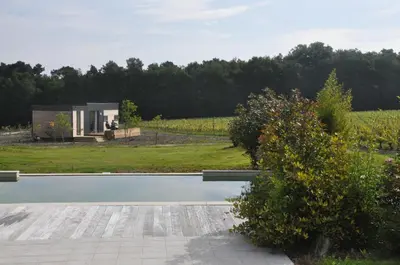 Jardin de l'établissement Les Cottages des Pierres d'Aurèle