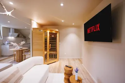 Télévision ou salle de divertissement dans l'établissement Eden Room - Luxe, Balnéo & Sauna