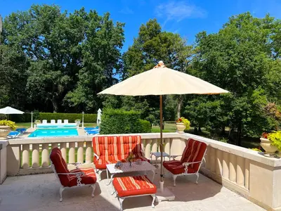 Piscine de l'établissement Château Picol entre Futuroscope et Châteaux de la Loire ou située à proximité