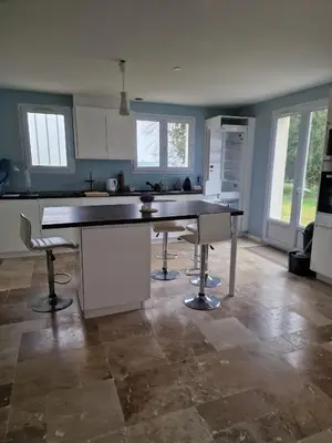 Cuisine ou kitchenette dans l'établissement pavillon en pleine nature