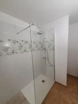 Salle de bains dans l'établissement Chambres d'Hôtes du Clos de la Touche - Piscine chauffée