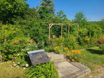 Jardin de l'établissement Chambres d'Hôtes du Clos de la Touche - Piscine chauffée