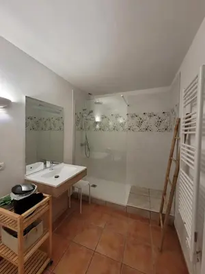 Salle de bains dans l'établissement Chambres d'Hôtes du Clos de la Touche - Piscine chauffée