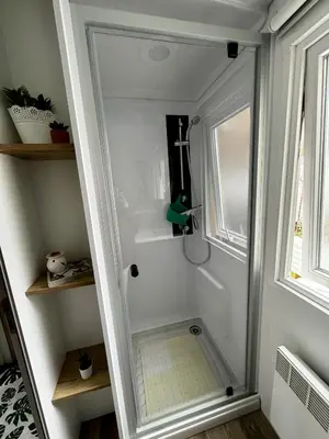 Salle de bains dans l'établissement Mobile-home 3 chambres chaleureux et calme