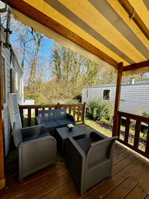 Balcon ou terrasse dans l'établissement Mobile-home 3 chambres chaleureux et calme