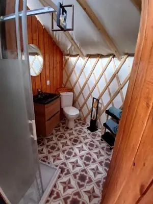 Salle de bains dans l'établissement Yourte Terracotta Les Belles Ouvrières