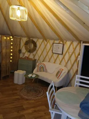 Coin salon dans l'établissement Yourte Bambou Les Belles Ouvrières