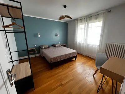 Un ou plusieurs lits dans un hébergement de l'établissement Maison 3 chambres, 2 sdb avec jardin Connerré