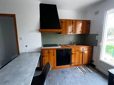 Cuisine ou kitchenette dans l'établissement Maison 3 chambres, 2 sdb avec jardin Connerré