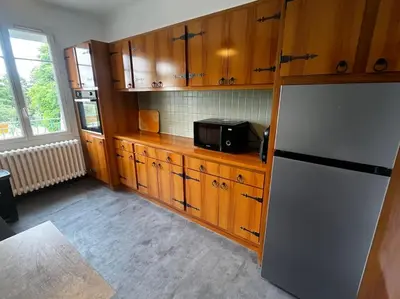 Cuisine ou kitchenette dans l'établissement Maison 3 chambres, 2 sdb avec jardin Connerré