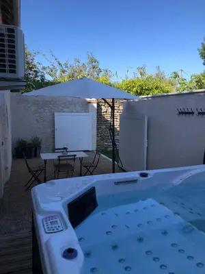 Piscine de l'établissement Domaine de Praline - Le potager de Justin ou située à proximité